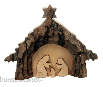 kerstgroep in bos, boomschijf met schors